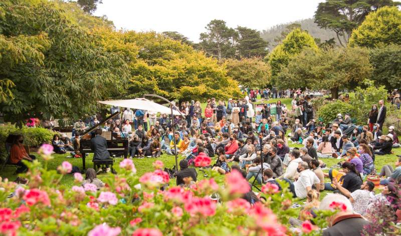 05 Flower Piano Event Crowd